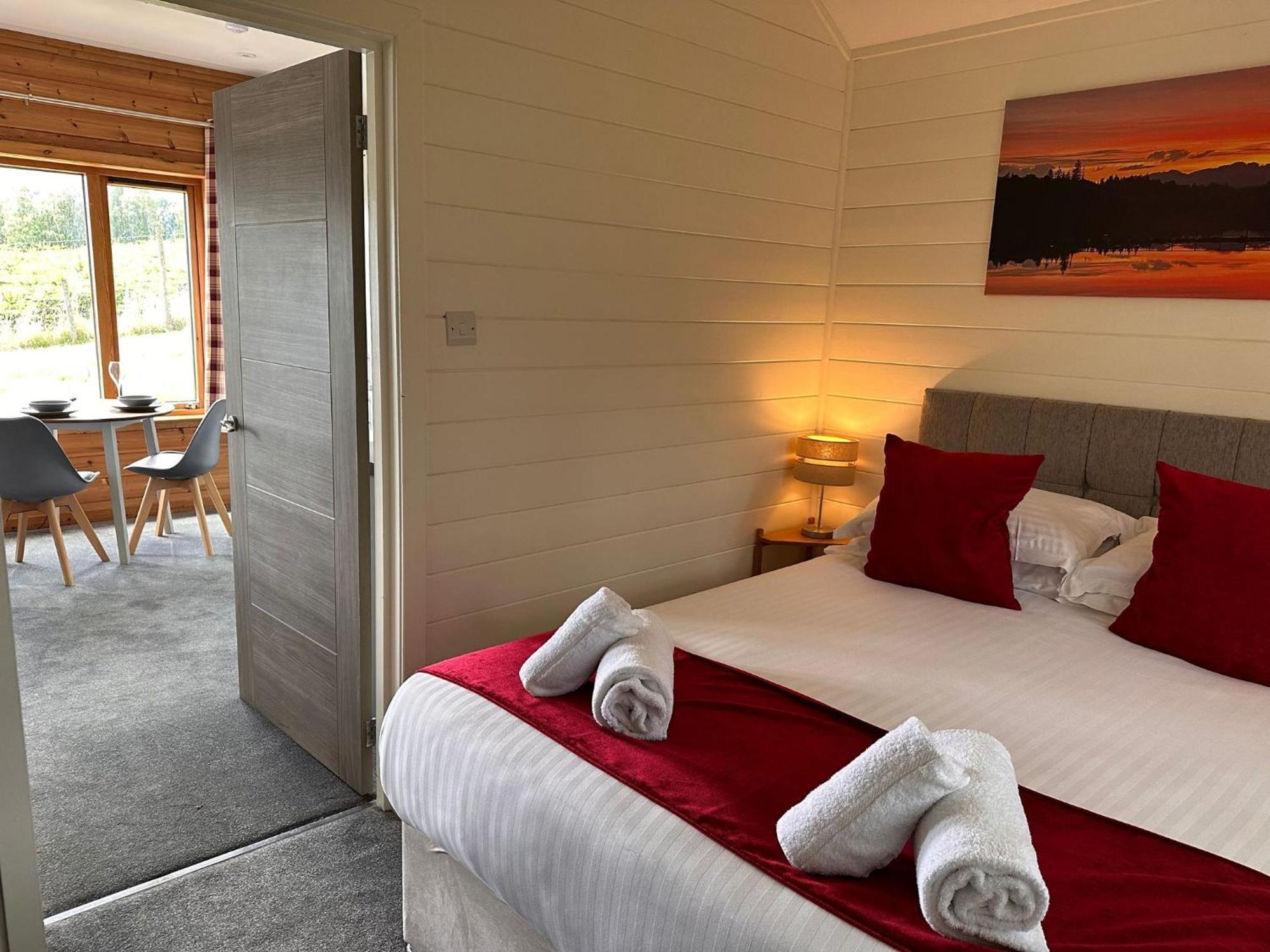 Kinnaird Woodland Lodges ピトロクリー エクステリア 写真