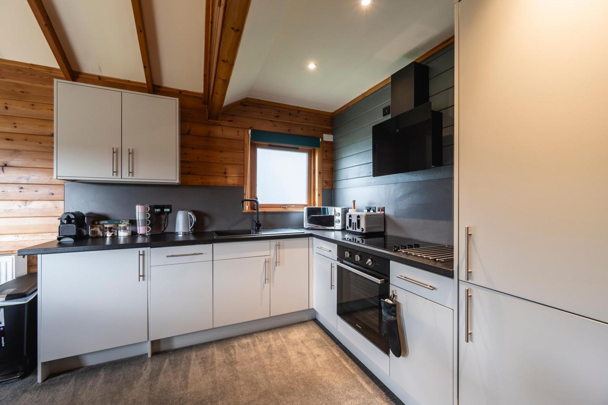 Kinnaird Woodland Lodges ピトロクリー エクステリア 写真