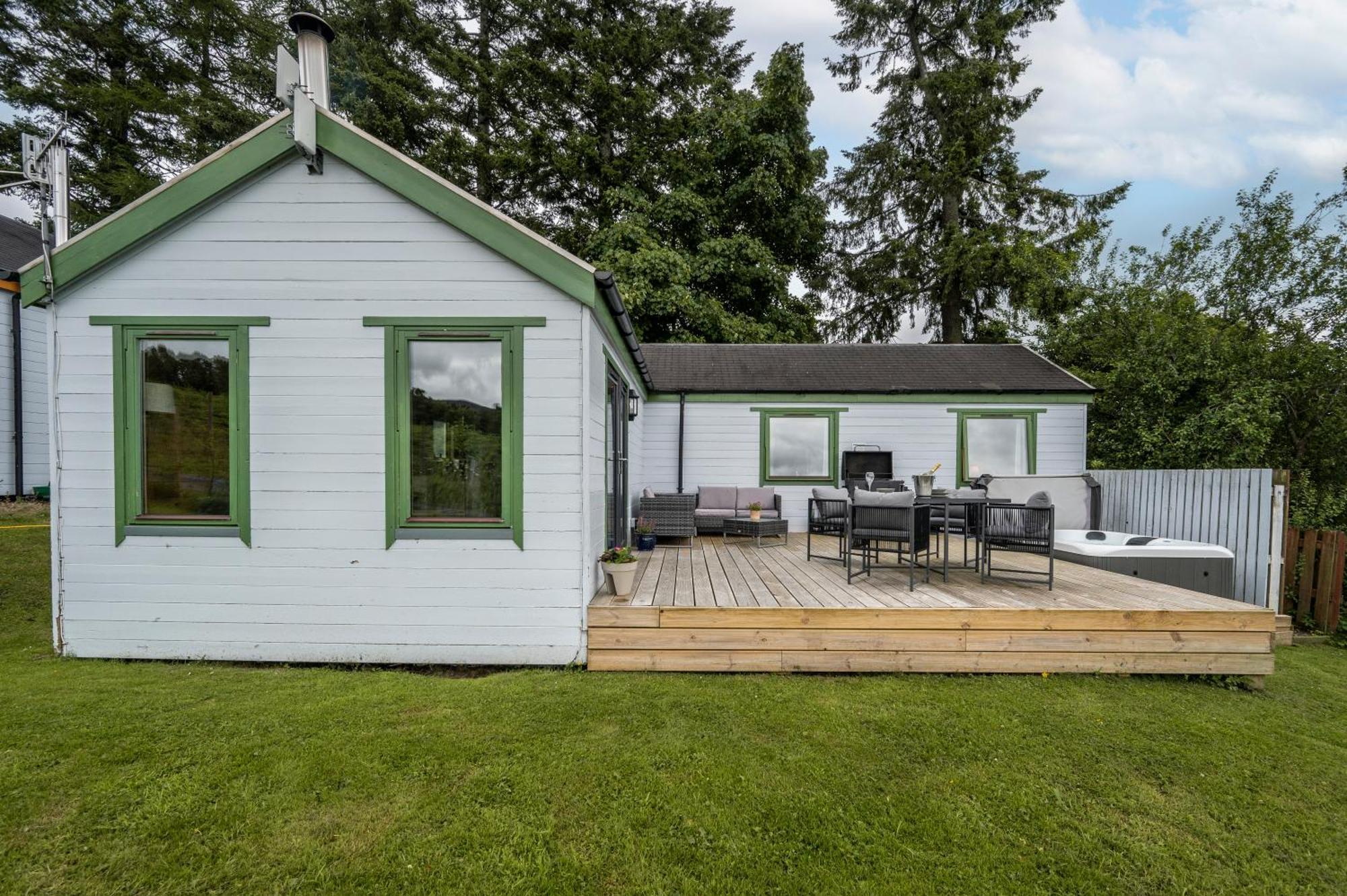 Kinnaird Woodland Lodges ピトロクリー エクステリア 写真