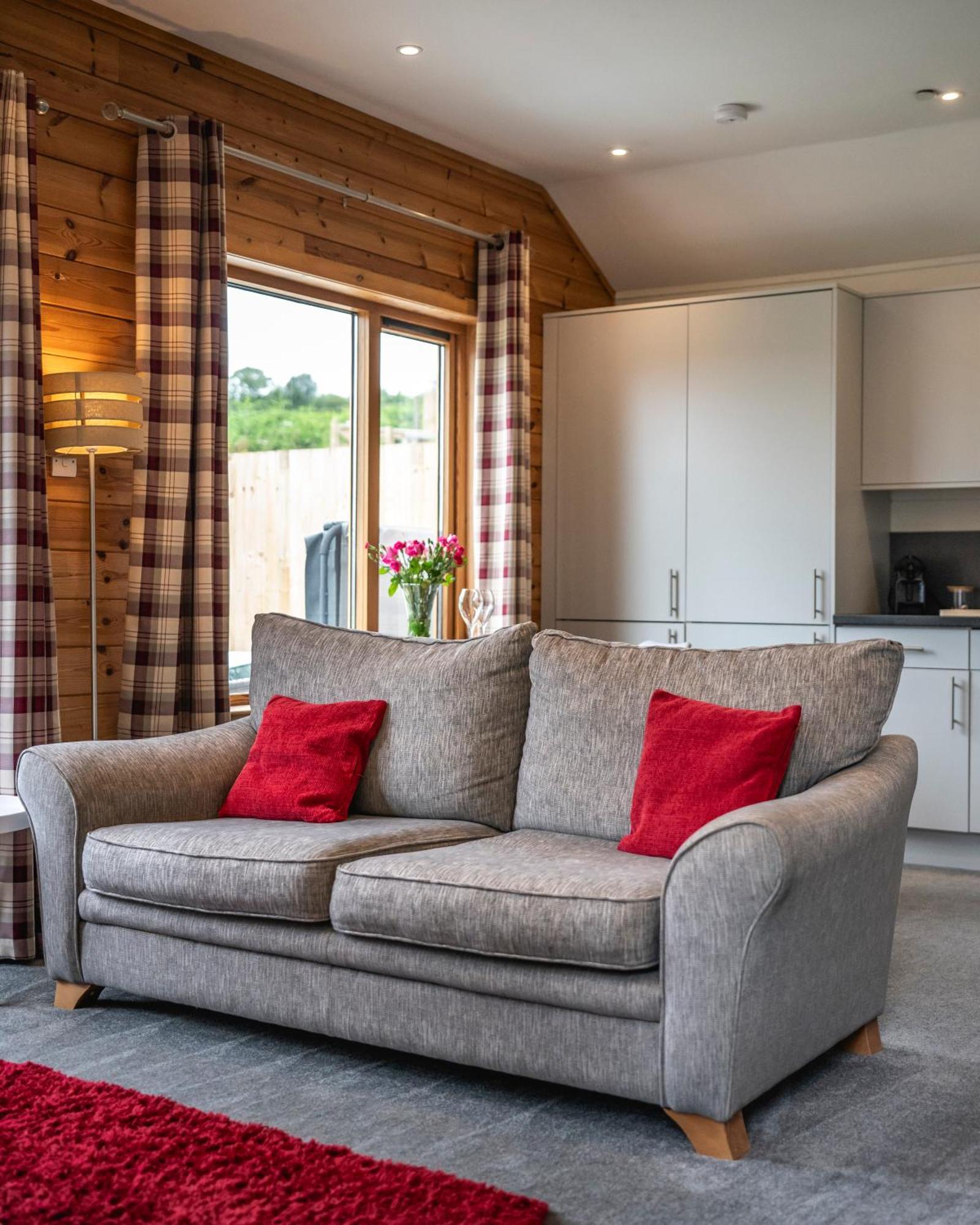 Kinnaird Woodland Lodges ピトロクリー エクステリア 写真